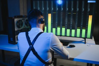 Bir polis memuru telefon konuşmasını bir teybe kaydediyor. gizli ajan.