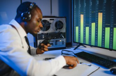 Bir polis memuru telefon konuşmasını bir teybe kaydediyor. gizli ajan.