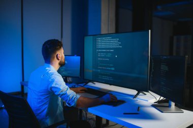 Akıllı yetenekli içe dönük testçinin fotoğrafı yazma işletim verisi güvenliği ofis karanlık odası