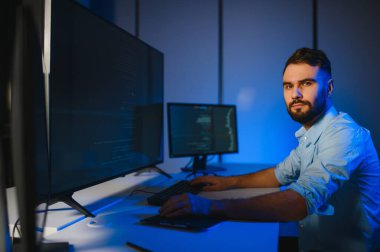 Akıllı yetenekli içe dönük testçinin fotoğrafı yazma işletim verisi güvenliği ofis karanlık odası