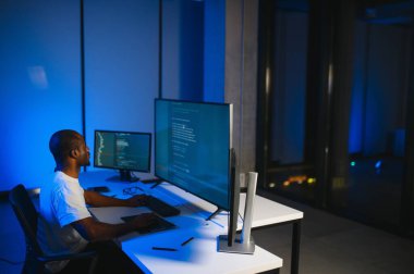 Akıllı yetenekli içe dönük testçinin fotoğrafı yazma işletim verisi güvenliği ofis karanlık odası