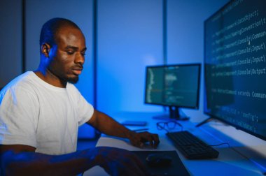 Akıllı yetenekli içe dönük testçinin fotoğrafı yazma işletim verisi güvenliği ofis karanlık odası