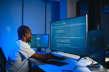 Afrika kökenli Amerikalı erkek programcının portresi..