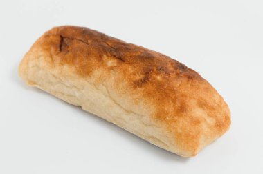 Beyaz arkaplanda izole edilmiş taze ekmek.
