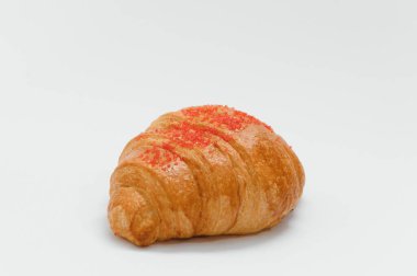 Beyaz arka planda taze kruvasan.