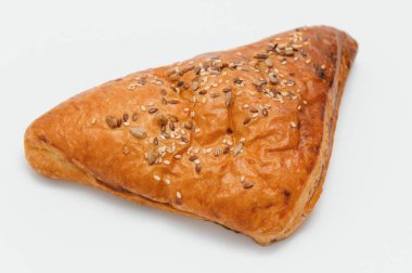 Beyaz arkaplanda reçelle dolu puf böreği üçgeni.