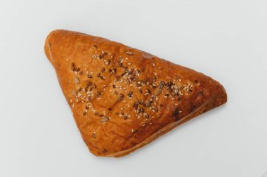 Beyaz arkaplanda etle dolu puf böreği üçgeni.