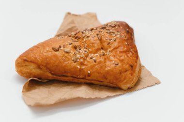 Beyaz arkaplanda reçelle dolu puf böreği üçgeni.