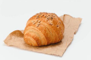 Beyaz arka planda taze kruvasan.