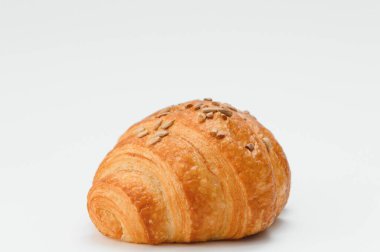 Beyaz arka planda taze kruvasan.