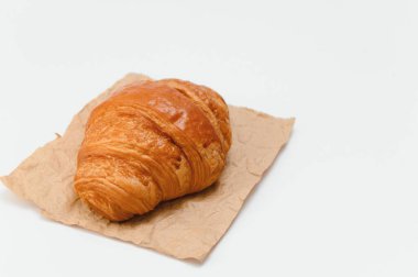 Beyaz arka planda izole edilmiş taze kruvasan..