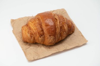 Beyaz arka planda taze kruvasan.