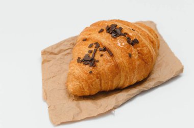 Beyaz arka planda izole edilmiş taze kruvasan..