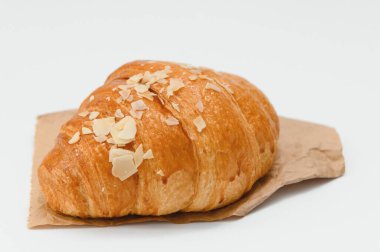 Beyaz arka planda taze kruvasan.