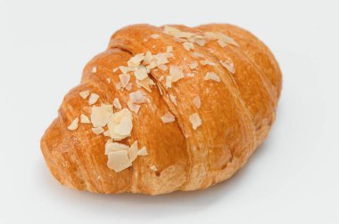 Beyaz arka planda izole edilmiş taze kruvasan..