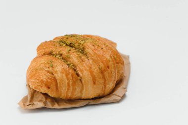 Beyaz arka planda taze kruvasan.