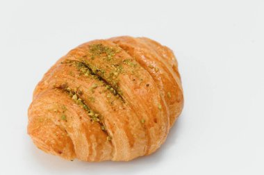 Beyaz arka planda taze kruvasan.