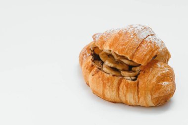 Beyaz arka planda taze kruvasan.