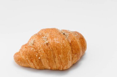 Beyaz arka planda izole edilmiş taze kruvasan..