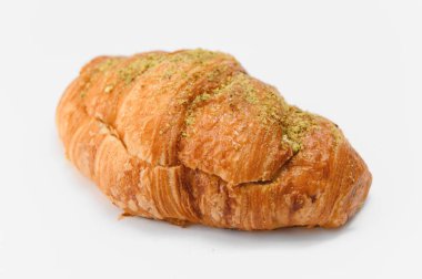 Beyaz arka planda izole edilmiş taze kruvasan..