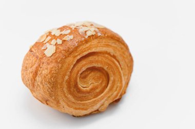 Beyaz arka planda izole edilmiş taze kruvasan..