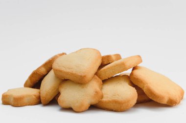 Taze hamur işleri. Beyaz arka planda lezzetli kurabiyeler.