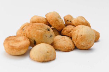 Taze hamur işleri. Beyaz arka planda lezzetli kurabiyeler.