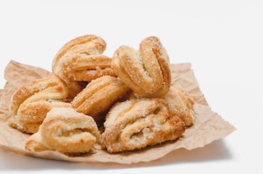 Beyaz arkaplanda izole edilmiş tereyağlı kurabiyeler.