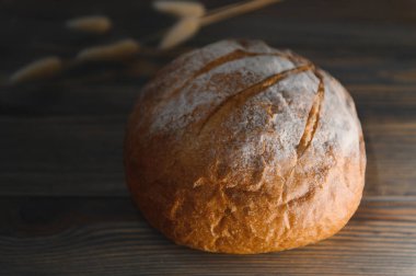 Tahta zeminde izole edilmiş taze ekmek..