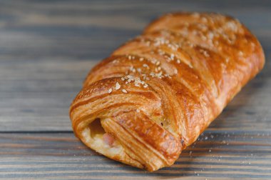 Ahşap arka planda hamur işleri.