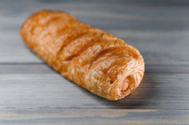 Hamurda sosis. ahşap bir arka planda.