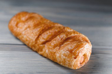 Hamurda sosis. ahşap bir arka planda.