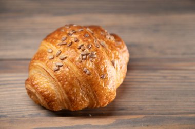 Tahta arka planda taze kruvasan..