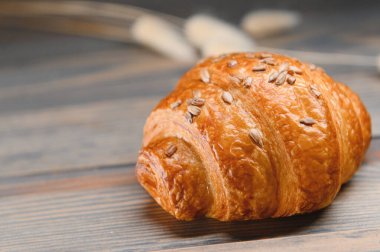 Tahta arka planda taze kruvasan..