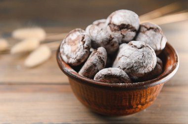 Tahta arka planda izole edilmiş tereyağlı kurabiyeler..