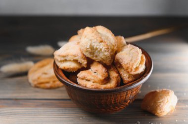 Tahta arka planda izole edilmiş tereyağlı kurabiyeler..