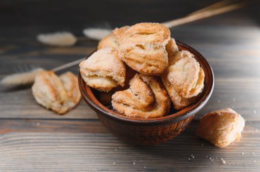 Taze hamur işleri. Ahşap arka planda lezzetli kurabiyeler..