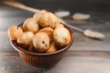 Taze hamur işleri. Ahşap arka planda lezzetli kurabiyeler..