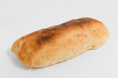 Beyaz arkaplanda izole edilmiş taze ekmek.