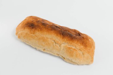 Beyaz arkaplanda izole edilmiş taze ekmek.