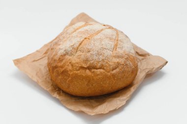 Beyaz arkaplanda izole edilmiş taze ekmek.