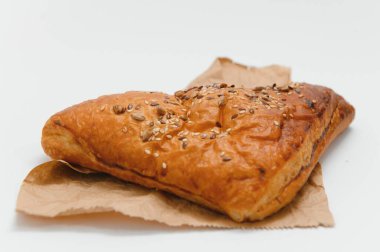 Beyaz arkaplanda reçelle dolu puf böreği üçgeni.