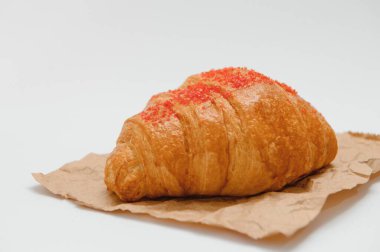 Beyaz arka planda izole edilmiş taze kruvasan..