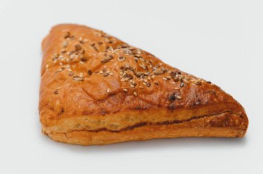 Beyaz arkaplanda reçelle dolu puf böreği üçgeni.