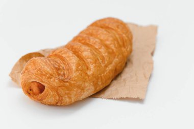 Hamurda sosis. Beyaz arka planda izole edilmiş..