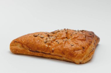 Beyaz arkaplanda etle dolu puf böreği üçgeni.