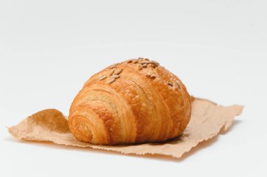 Beyaz arka planda izole edilmiş taze kruvasan..