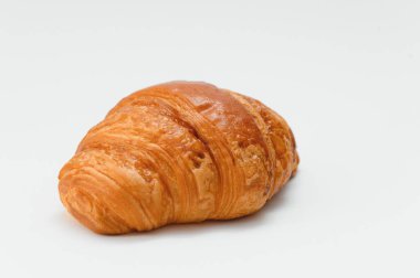 Beyaz arka planda taze kruvasan.