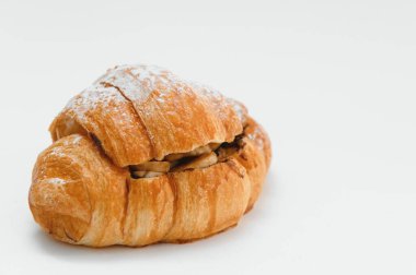 Beyaz arka planda izole edilmiş taze kruvasan..