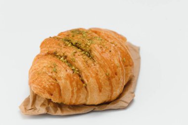 Beyaz arka planda izole edilmiş taze kruvasan..